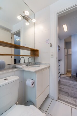 Shower, hair dryer - AV203 - Beautiful Studio in Avanhandava Street (São Paulo)