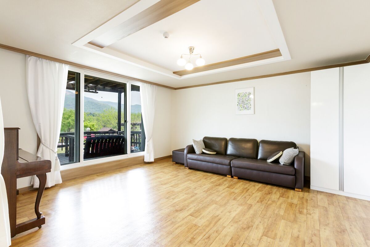 Condo (Ruby, Max 7 People) | Living room | Flat-screen TV, DVD player