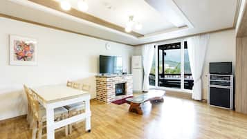 Condo (Ruby, Max 7 People) | Living area | Flat-screen TV, DVD player