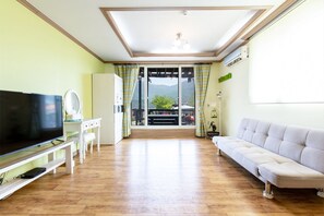 คอนโด (Emerald, Max 3 People) | ห้องนั่งเล่น | ทีวีจอแบน, เครื่องเล่นดีวีดี