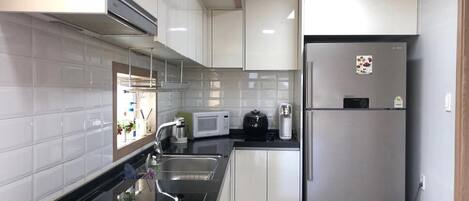 Kjøleskap, mikrobølgeovn, vannkoker og kjøkkenutstyr