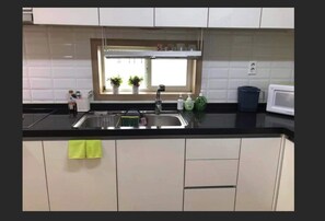 Refrigerador, microondas, tetera eléctrica y utensilios de cocina 