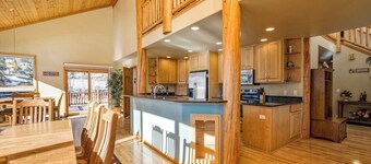 Large Mountain home with HOT TUB, arcade, frisbee golf, and more! 
