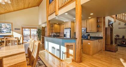 Large Mountain home with HOT TUB, arcade, frisbee golf, and more!