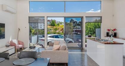 Walk to Salamanca! LUX 3 bdm house, on-site parking!