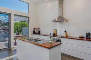 Fridge, microwave, oven, stovetop - Walk to Salamanca! LUX 3 bdm house, on-site parking! (Sandy Bay)