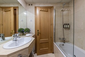 Een bad, een haardroger, handdoeken