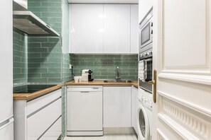 Frigorífico, microondas, horno y lavavajillas