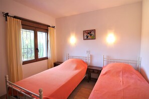 3 bedrooms, iron/ironing board, free WiFi, bed sheets
