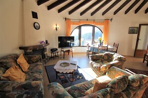 Televisión y chimenea