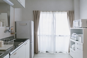 Maison (Private Vacation Home) | Coin cuisine privé | Réfrigérateur, micro-ondes, plaque de cuisson, bouilloire électrique