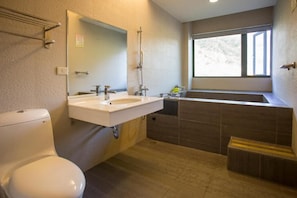 Habitación cuádruple familiar, 2 camas matrimoniales | Baño | Tina y regadera independientes y tina con aguas termales