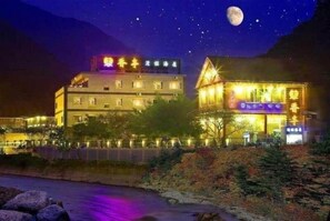 숙박 시설 정면 - 저녁/밤