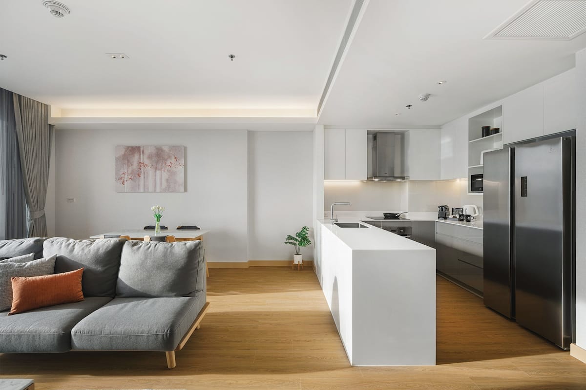 Eine moderne Küche mit einer zentralen Kochinsel, Edelstahlgeräten und einem minimalistischen Design.