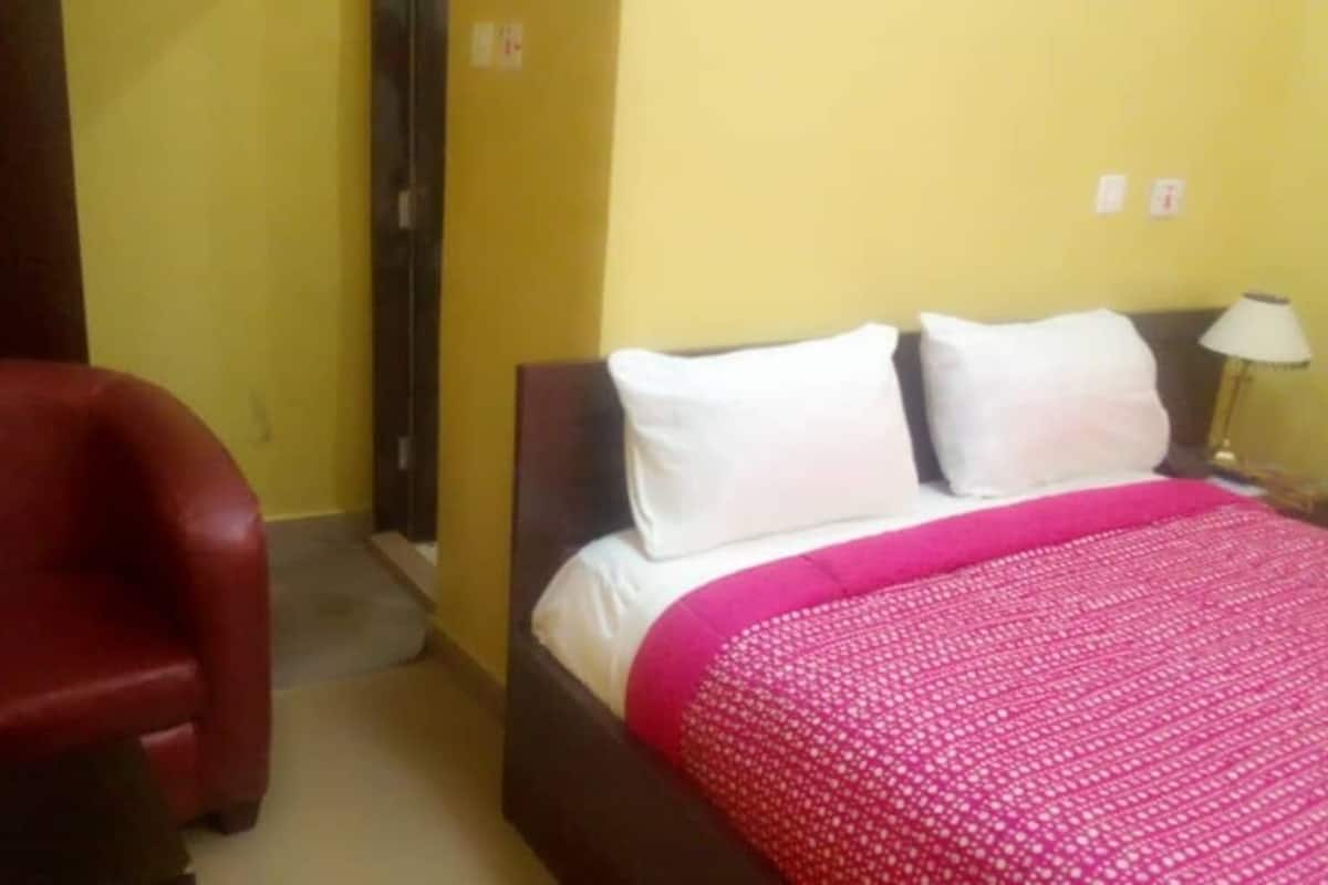 1 bedroom, Egyptian cotton sheets, premium bedding, pillowtop beds