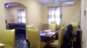 Tägliches inbegriffenes einheimisches Frühstück