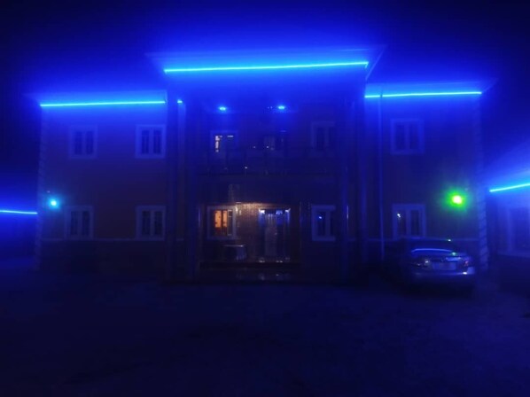 Fachada de la propiedad por la tarde o noche