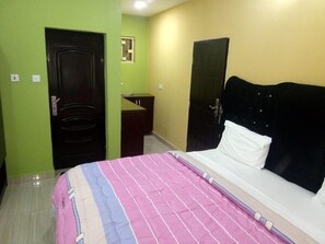 Presidential Room | Egyptian cotton sheets, premium bedding, pillowtop beds, minibar - Kumbaya Hotels And Tours Ltd (Owerri)