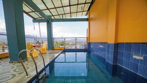 Kolam renang atas bumbung