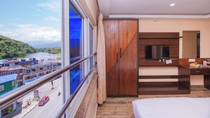 Executive Studio Suite | Bar mini, peti besi dalam bilik, meja, kalis bunyi 