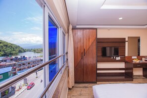 行政开间套房 | 迷你吧、客房内保险箱、办公桌、隔音