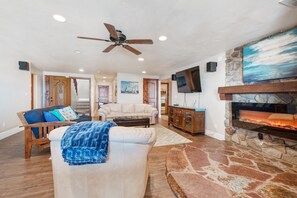 Televisión, chimenea, reproductor de DVD y futbolito 