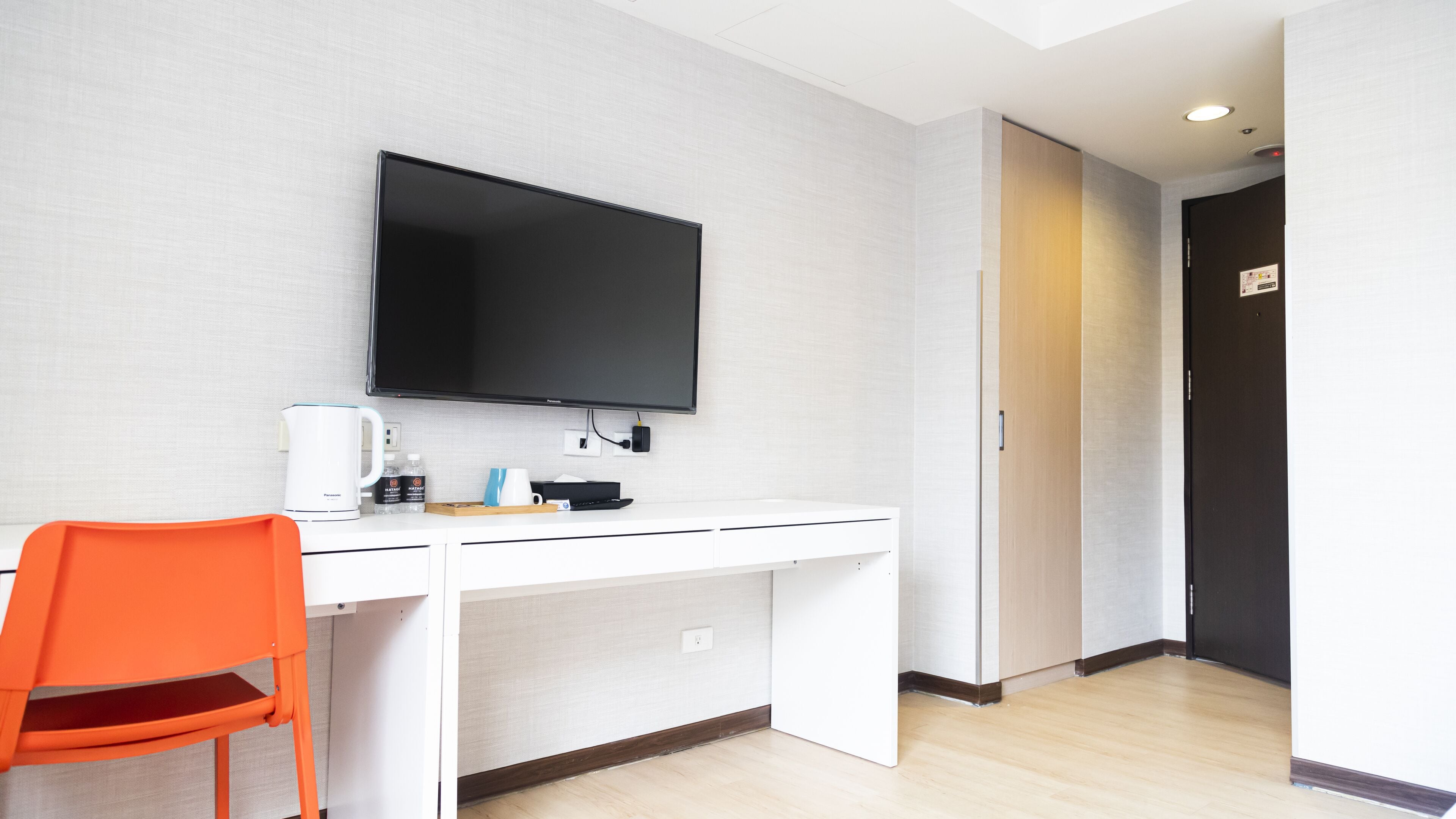 Standaard tweepersoonskamer | Een bureau, een laptopwerkplek, verduisterende gordijnen, gratis wifi