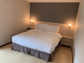Economy Room | Desk, laptop workspace, blackout curtains, free WiFi - Hatago+  The Alley (Taipei)