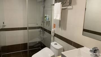Quarto econômico | Banheiro | Chuveiro, chuveiro com efeito de chuva, secador de cabelo, chinelos