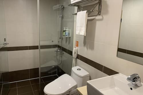 Economy Room | Bathroom | Shower, rainfall showerhead, hair dryer, slippers