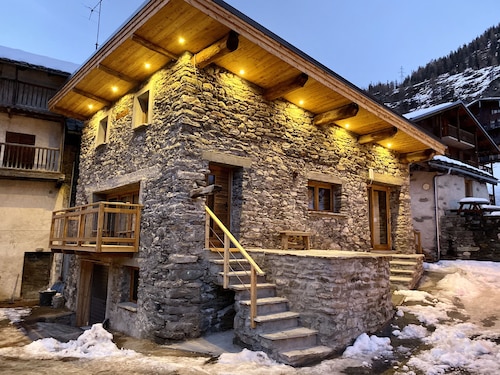 Individual chalet la grange very close to the slopes