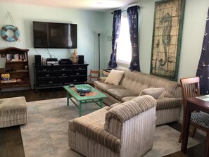 جناح عائلي - غرفتا نوم - بمطبخ (Unit 10) | أغطية فراش متميزة وأسرّة بطبقة علوية مريحة وبديكورات فريدة لكل غرفة