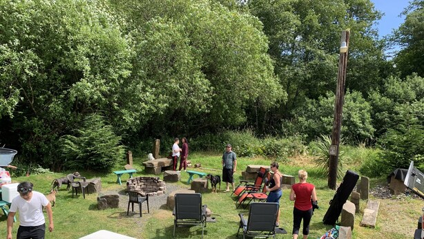 An outdoor area with a fire pit, seating, and a table. - South Jetty Inn (Hammond)