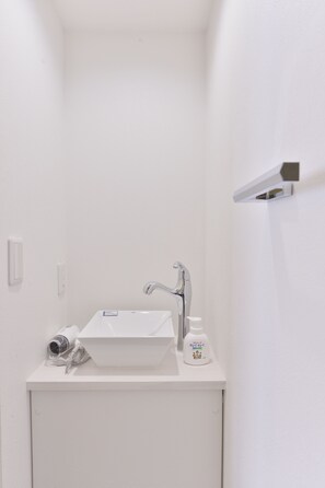 Appartement, 1 slaapkamer | Badkamer | Een douche, een haardroger, een bidet, handdoeken