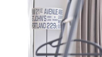 Un panneau indiquant les noms des rues et les principaux points de repère, et signalant un lieu situé à Portland, dans l’Oregon.