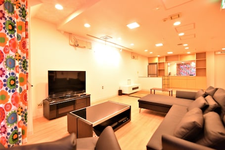 Frigobar, micro-ondas, talheres/pratos/utensílios de cozinha. Syukur Ofuna