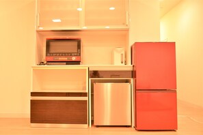 Frigobar, microondas y utensilios de cocina 