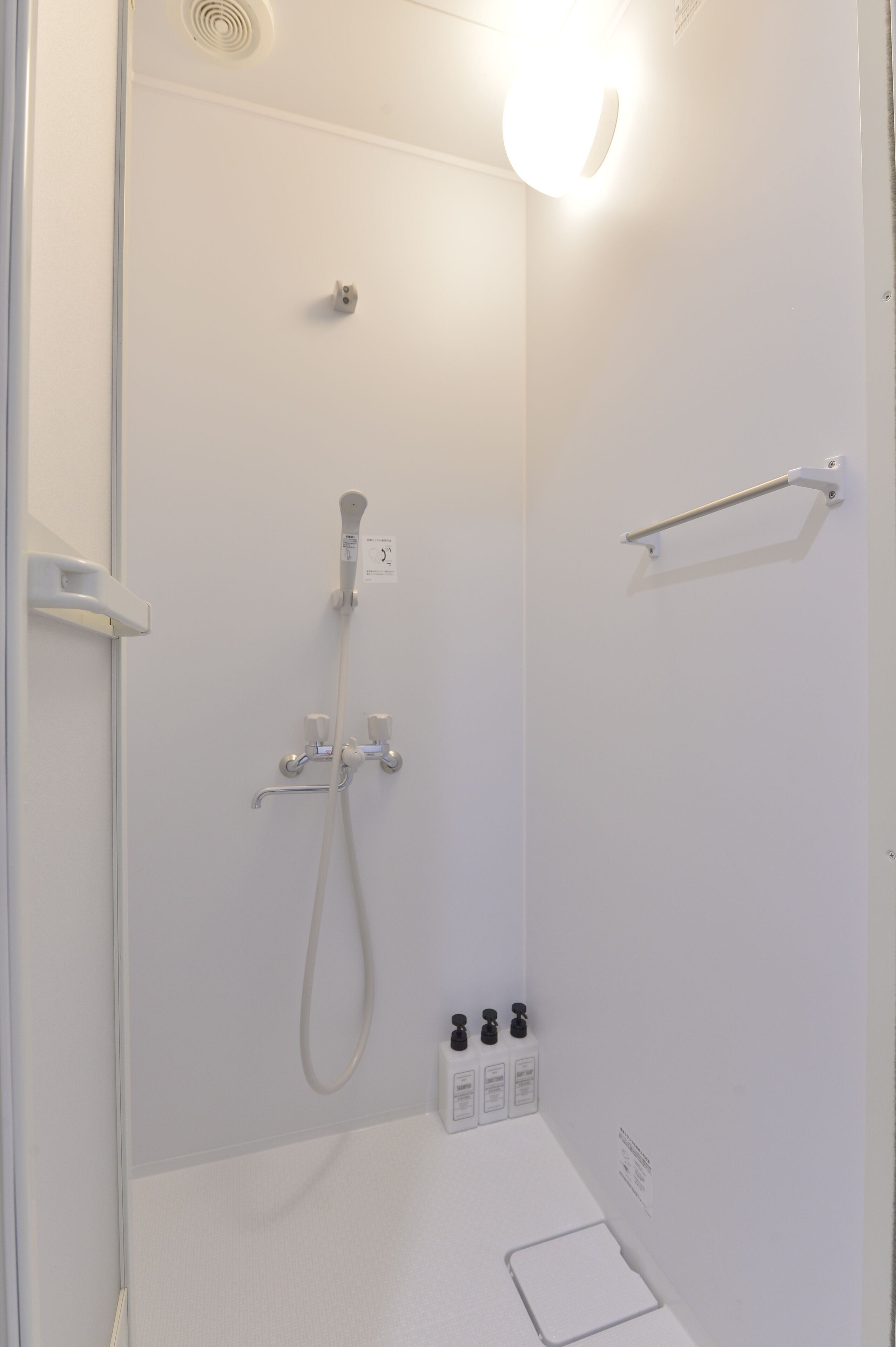 Appartement, 1 chambre | Douche de la salle de bain