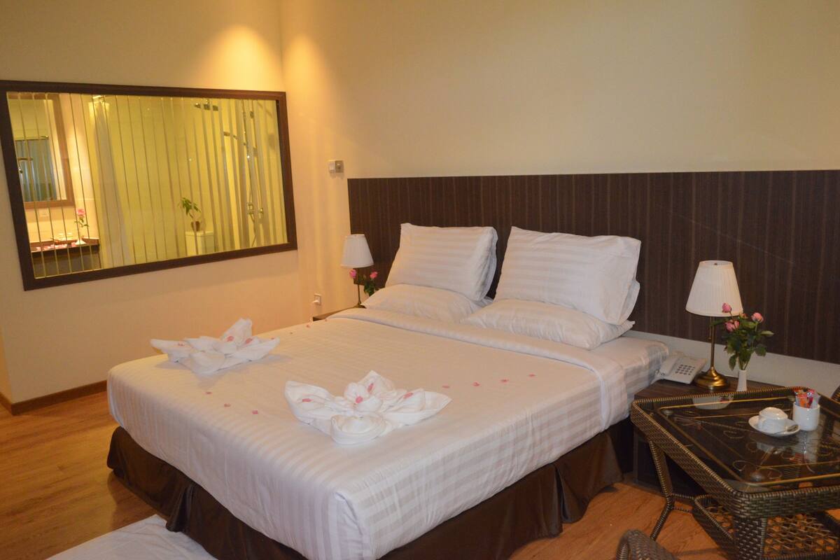 Superior Double or Twin Room | Laptop workspace, soundproofing, free WiFi