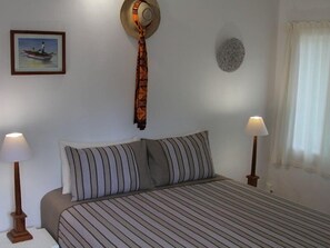 Escritorio, wifi gratis y ropa de cama