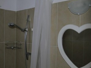 Shower, towels, soap, toilet paper - Ilha Azul House (Ponta d'Ouro)