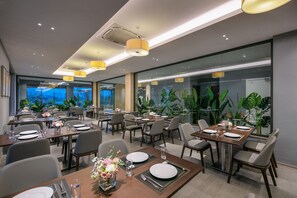 Breakfast, lunch, dinner served; international cuisine 