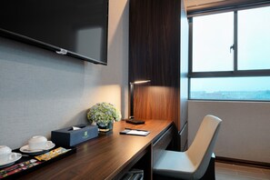 Deluxe Double or Twin Room | Living area