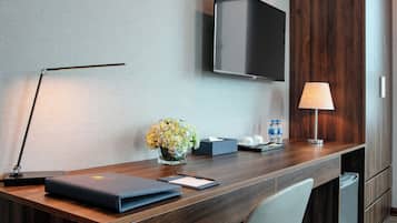 Minibar, Zimmersafe, Schreibtisch, kostenloses WLAN