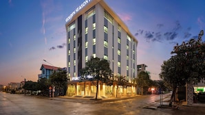 Un hôtel au design moderne, reconnaissable à son enseigne bien visible sur la façade.