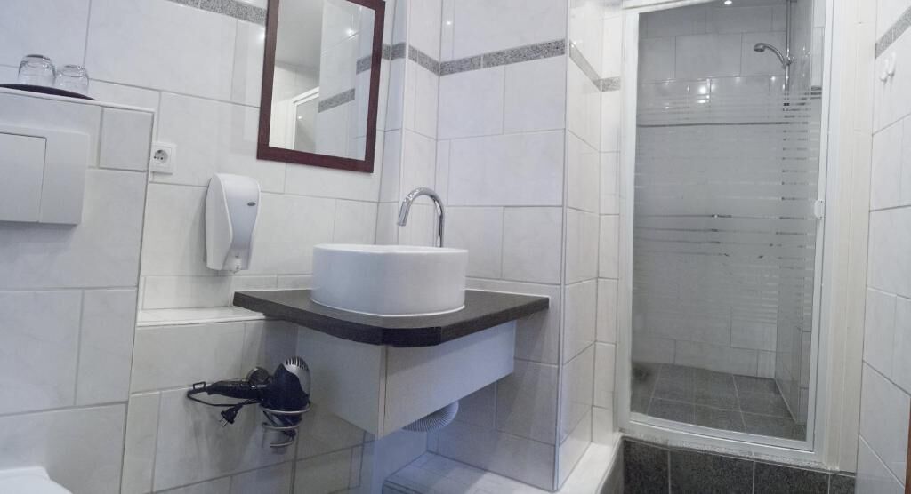 Suite junior | Baño | Secador de pelo, toallas y papel higiénico
