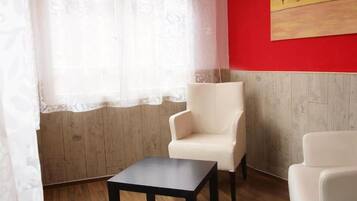 Junior Suite | Living area | 81-cm TV with cable channels