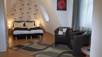 Junior-Suite | Schreibtisch, laptopgeeigneter Arbeitsplatz, kostenloses WLAN