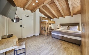 A bedroom with a bunk bed, a desk, and a chair. - Holiday house / chalet with sauna, hot pot and home cinema - whole house (Viehhofen)