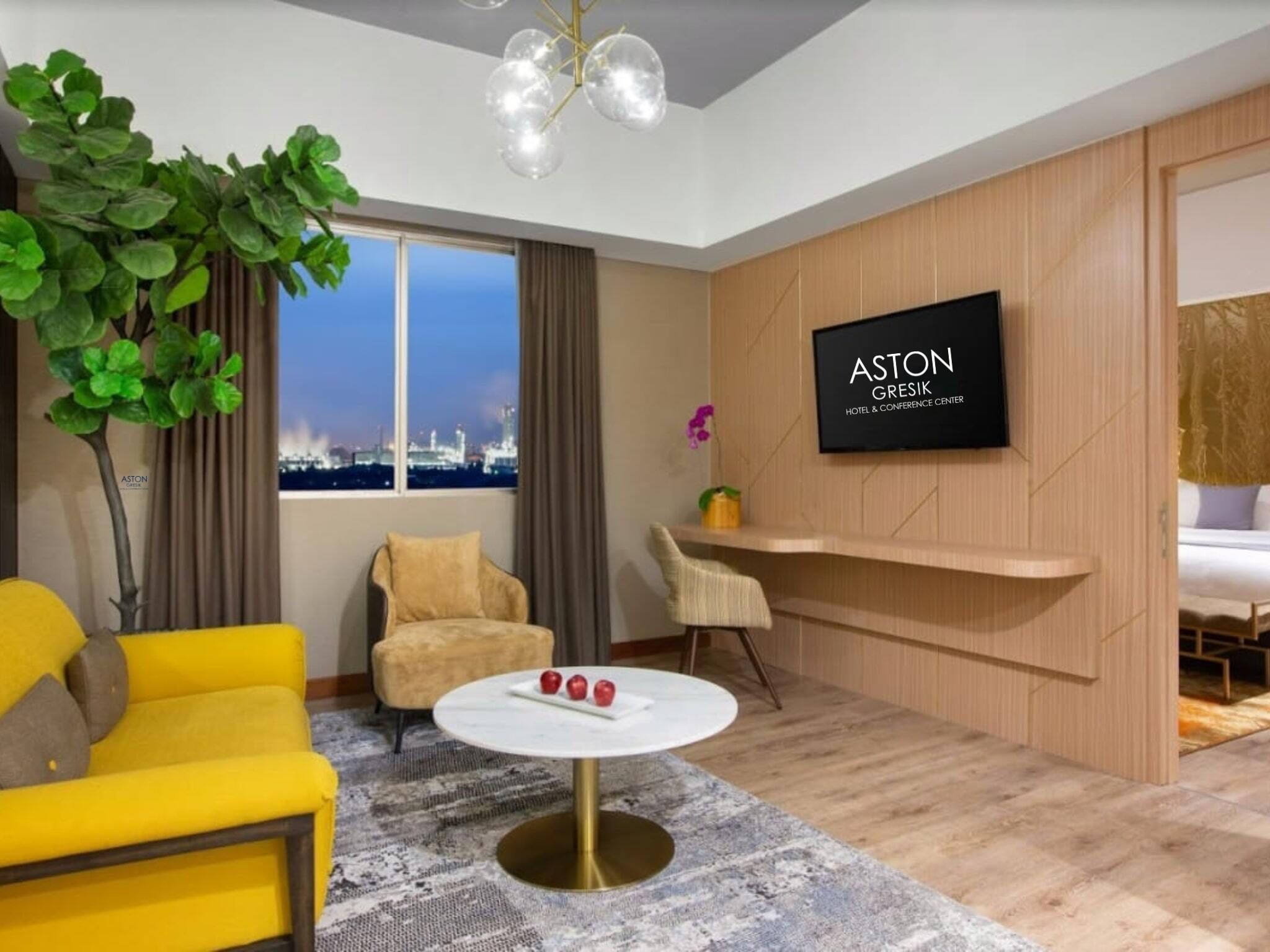 Suite | Desk, bed sheets